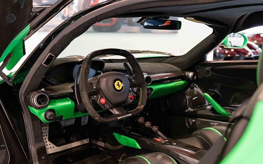 Интерьер Ferrari LaFerrari Vibrant Kermit 2019 года  (фото 6 из 15)